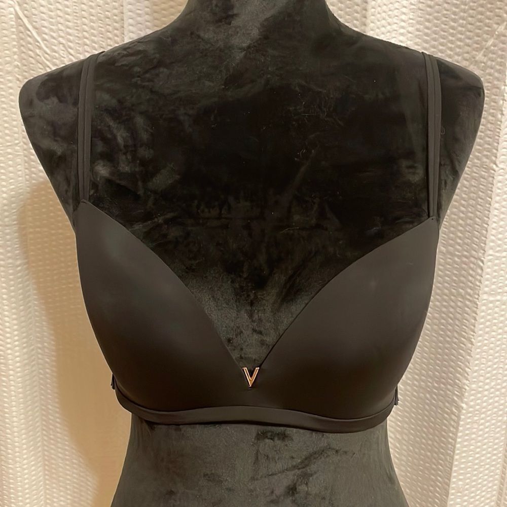 Victoria’s Secret padded no wires black bra size 34C NWOT